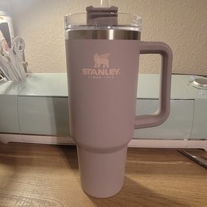 Lavender Stanley 40-ounce cup with handle.